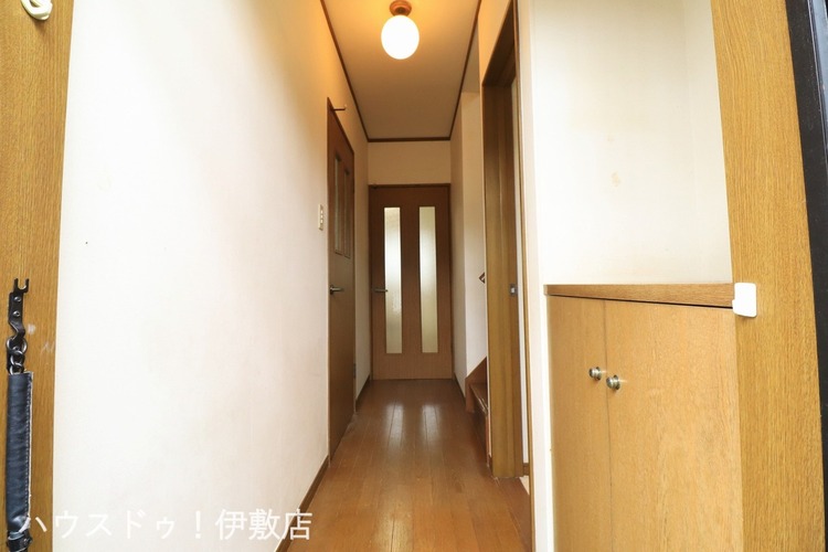 玄関 【玄関】玄関右側にはシューズボックス付き