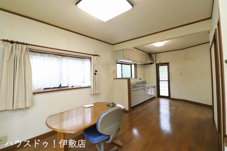 居間 【リビング】広々としたリビングで家族が集まりやすい空間