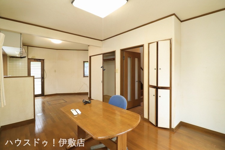 居間 【リビング】リビングには便利な収納が2ケ所付き