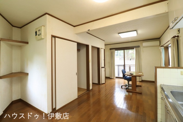 居間 【リビング】南側に掃き出し窓があり、明るいリビング