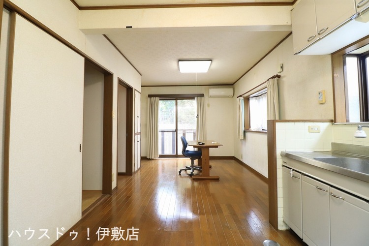 居間 【リビング】弊社にて無料でリフォーム見積もり致します。ワンストップサービスで物件の購入からリフォーム工事まで弊社にお任せ下さい