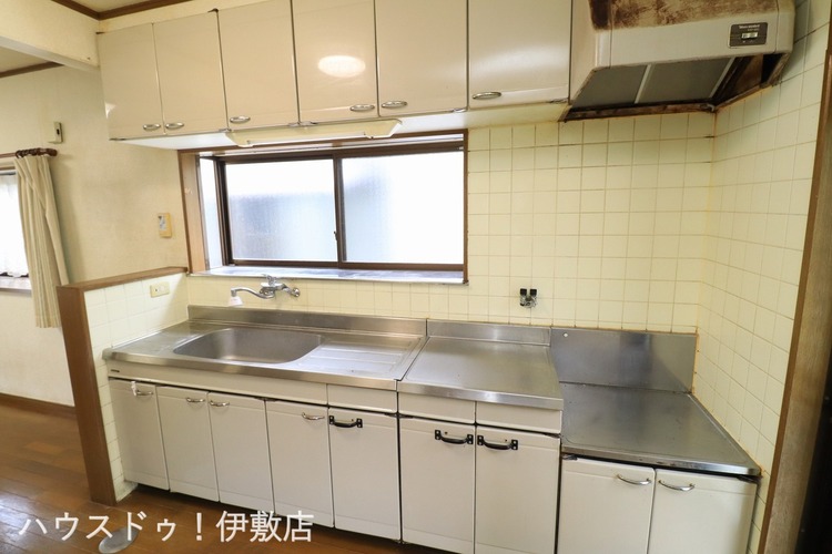 キッチン 【キッチン】吊戸棚付きのキッチン！収納が多いのはうれしいです