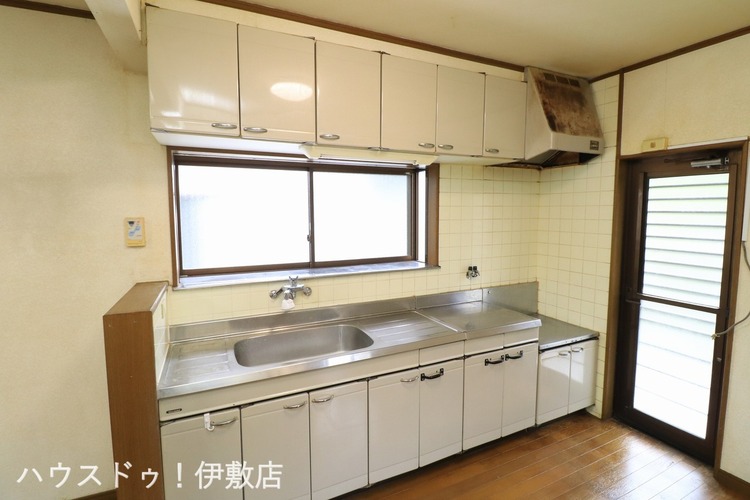 キッチン 【キッチン】キッチンに窓がついており、明るいキッチンです