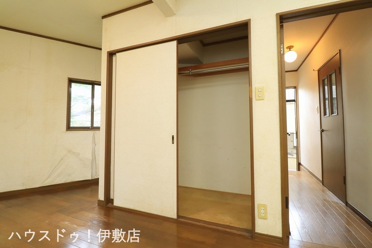 その他 【リビング収納】ハンガーパイプ付きでかける収納が可能です