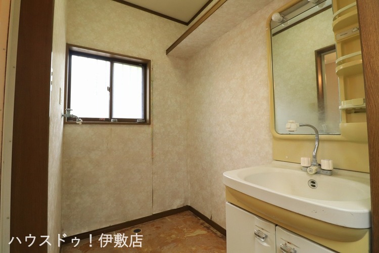 その他 【洗面所】室内に洗濯機を置けます