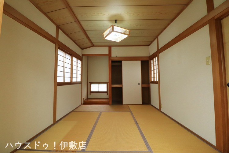 内装 【2F和室】床の間と押し入れ付きの和室です
