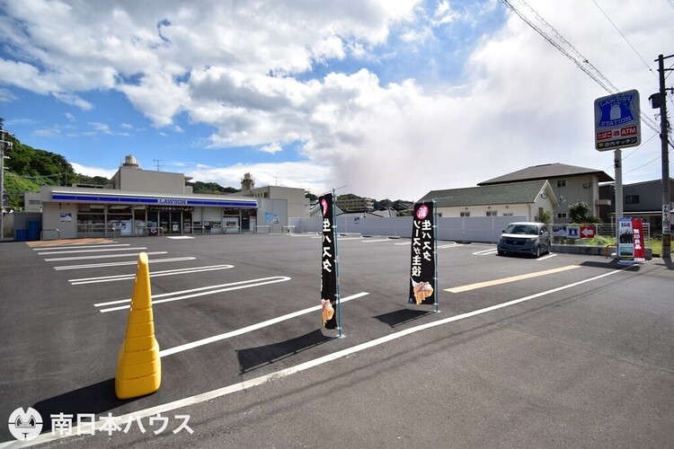 周辺 ローソン皷川町店【ローソン皷川町店】鹿児島市皷川町にあるコンビニです駐車場ありATM、お酒、タバコ、無印良品、まちかど厨房（店内キッチン） 徒歩 約11分（約820m）