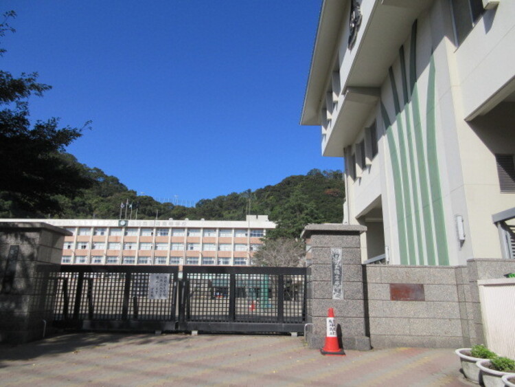 周辺 鹿児島玉龍中学校・鹿児島玉龍高等学校【鹿児島市立鹿児島玉龍中学校】は、池之上町に位置する2006年創立の中学校です。令和3年度の生徒数は360人で、9クラスあります。… 徒歩 約16分（約1280m）