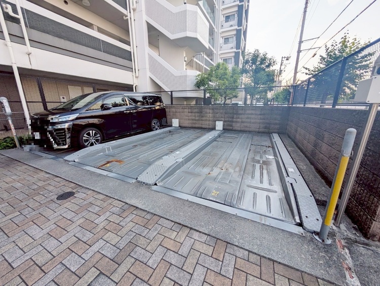 駐車場 本物件の駐車スペースです。車種制限のある場合もございますので、お気軽にお問い合わせくださいませ。