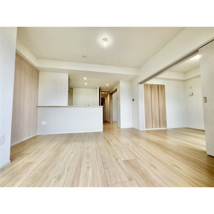 居間 リビングには太陽の光が射し込みます。家族が集まる場所だからこそ、明るい空間作りがかかせません。