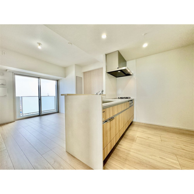 キッチン 空間の広がりを演出するオープン式対面キッチンです。視界を遮らないのでゆとりの空間が生まれます。