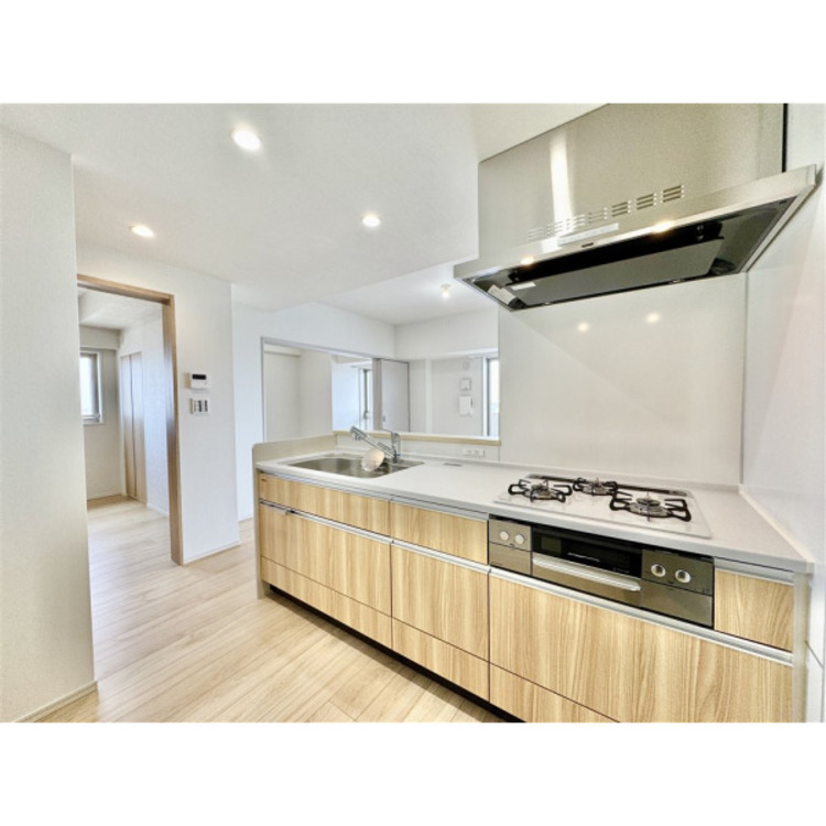 キッチン キッチンの蛇口には浄水機能が付いています。シャワーヘッドタイプなのでお掃除も楽になりますね。