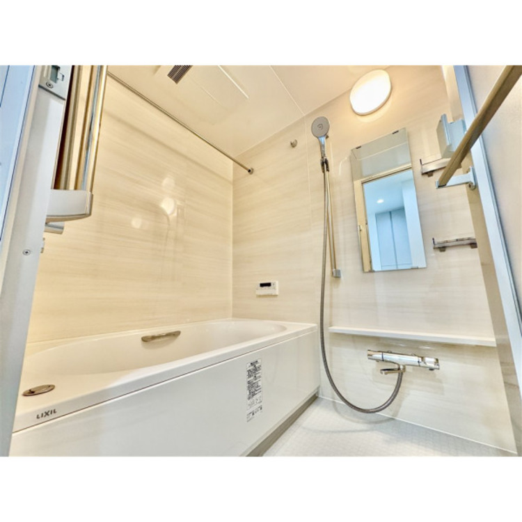 風呂 換気乾燥機付きの浴室は、雨の日でも洗濯ができるのでとても便利です。梅雨の時期でもこれで安心ですね。