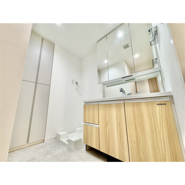 洗面 収納力と機能性に優れた三面鏡洗面化粧台です。鏡の裏は収納スペースになっていますので、すっきり清潔に保てます。