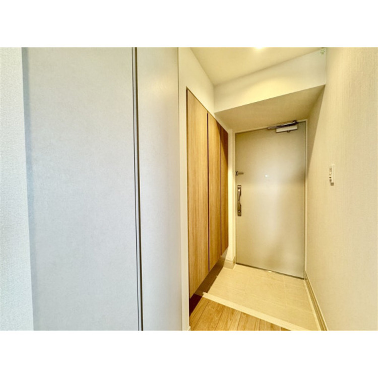 玄関 大きなシューズボックス。中の棚板は可動式なのでブーツや長靴なども楽々収納できます。