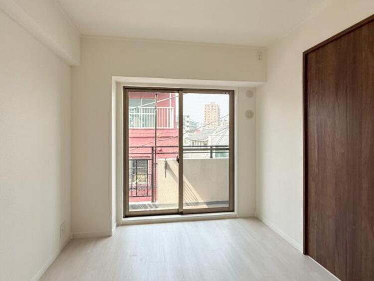 内装 一日の疲れを取る主寝室は大型のベッドも配置が可能です。窓から注がれる光で家族とのコミュニケーションも明るくなりそうです。