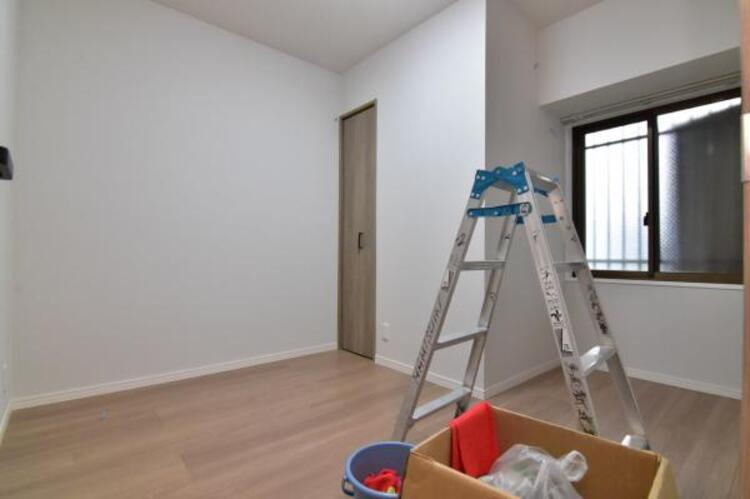 内装 家族個々の安らぎの空間。誰もが好みで飾れるシンプルな室内に仕上げてあります。 