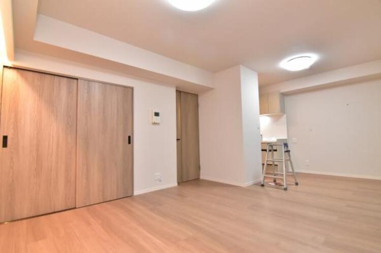 居間 くつろげるリビングは話に夢中になりすぎて、ついつい時間を忘れてしまう。そんな束の間の幸せを感じさせてくれる場所です。 