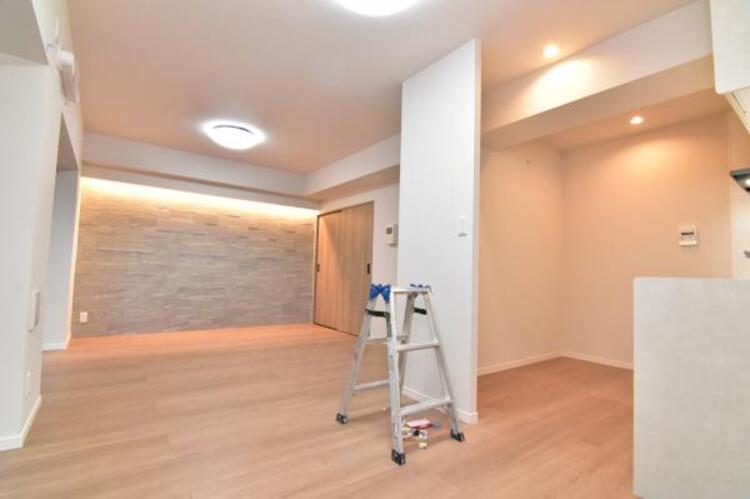 居間 ソファーやダイニングテーブルを置いてもゆとりのある広々リビングです。ご家族みなさんで寛げる空間をぜひ現地で体感してみてください。 