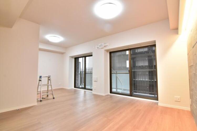 居間 家族はもちろん友人たちもリラックス。仲間を呼び寄せる風通しの良い家。光と風が通るお部屋で充実した毎日を。 