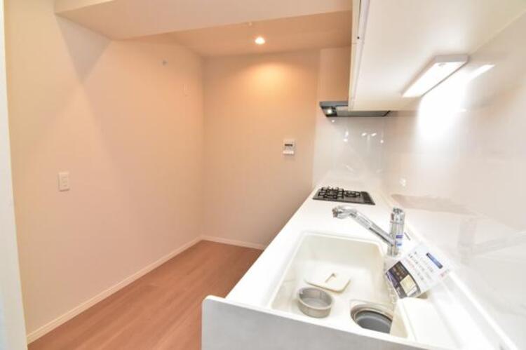 キッチン 料理の幅を拡げてくれる三口コンロの使いやすいシステムキッチンを採用。ワイドなカウンターで、将来お子様と一緒にお料理をするときも重宝します。 