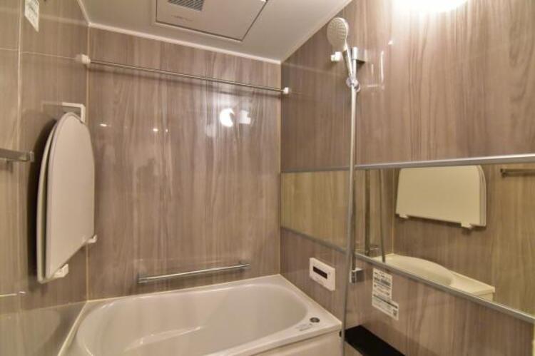 風呂 高級感を演出する内装の浴室は、心休まるくつろぎのスペースにも癒しのスペースにもなる空間です。 