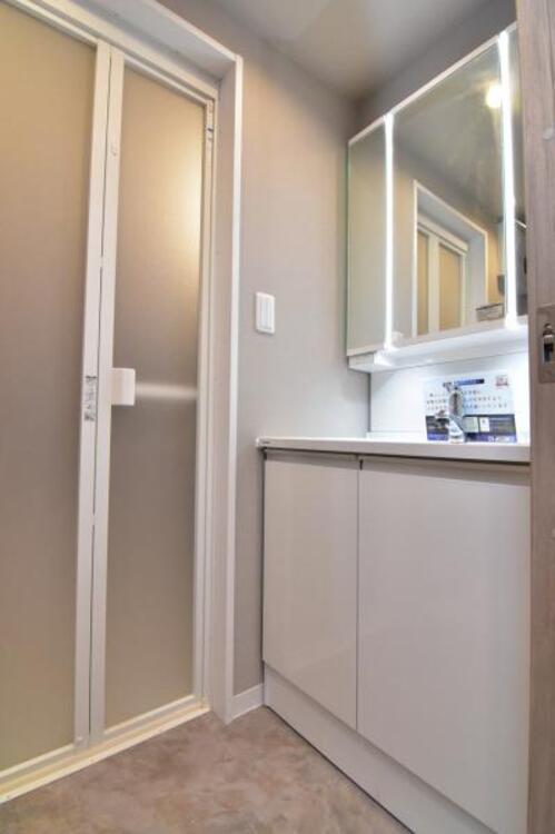 洗面 清潔感と機能性を備え一日の始まりと終わりを心地よく演出してくれるパウダールームです。 