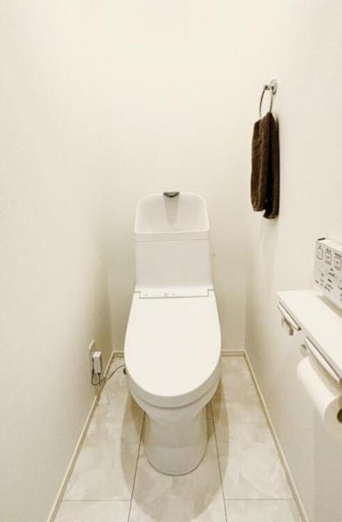 トイレ 白を基調としたウォシュレットトイレは清潔感あるプライベート空間を演出します。