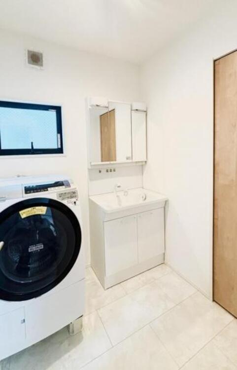 洗面 洗面台の隣にはリネン庫があり、タオルなどを収納できます。