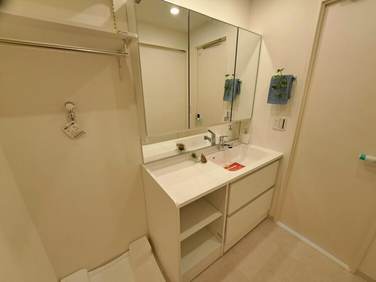 その他 清潔感を感じられる洗面化粧台。