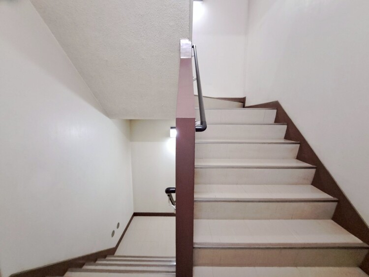 その他 共用部の階段です。明るく清潔に管理されています。