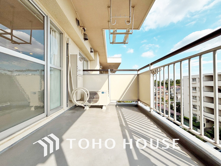 バルコニー 日当たりの良いバルコニーで晴れの日の洗濯物も楽しみになりますね