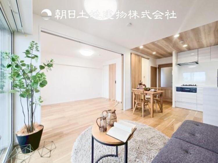 居間 【リビング】 1日の中で最も長い時間を過ごすことになるリビングだからこそ、いつも笑顔があふれる空間であるように。広々とした空間から幸せな未来を。 1日の中で最も長い時間を過ごすリビングは、笑顔があふれる空間です。広々とした空間から幸せな未来を。 