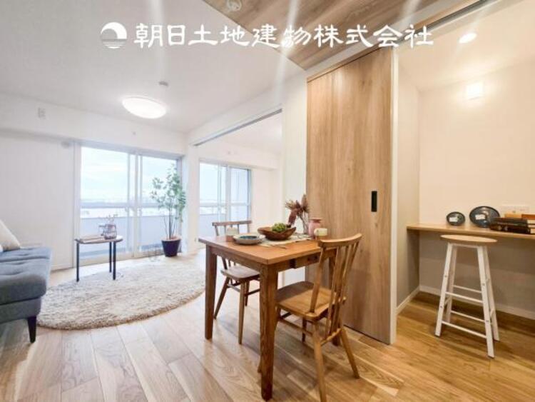 居間 【リビング】 開放的で明るい空間が広がるLDK。リビングには暖かな太陽が降り注ぎ、爽やかな住空間です。お友達を呼んでお茶をしたり、一緒に料理を楽しみながら楽しい時間を。 