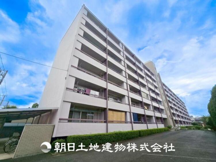 外観 【外観写真】 表現された空間はたくさんの光を浴び、風を感じ、暮らしの時間を豊かにしてくれます。デザインされた空間と競い合うかのような充実した建物と共に大切な家族の思い出を刻んでいきます。 