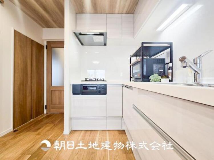 キッチン 【キッチン】 住宅の主役でもあり、日常生活を過ごす上で重要な水回りでもあるからこそ機能性・デザイン性に拘りました。お掃除のしやすいシステムキッチンを設置しました。 