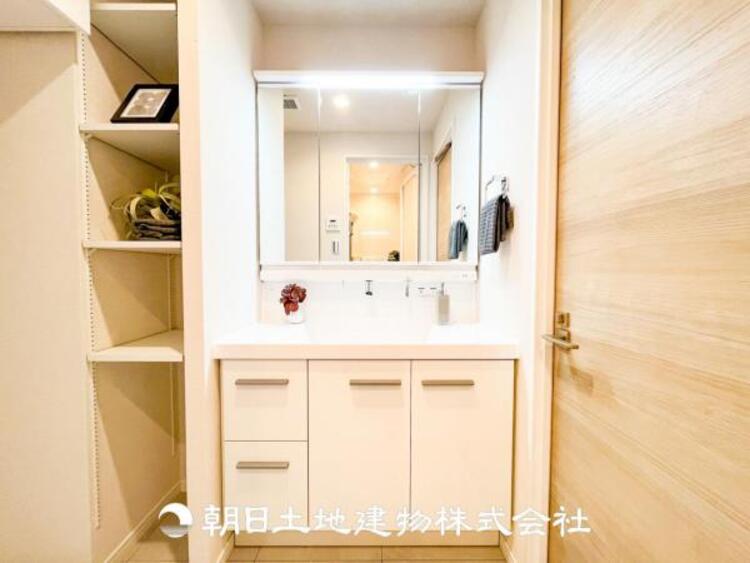 洗面 快適に過ごせることはもちろん、収納や機能性を兼ね備えた洗面化粧台です。