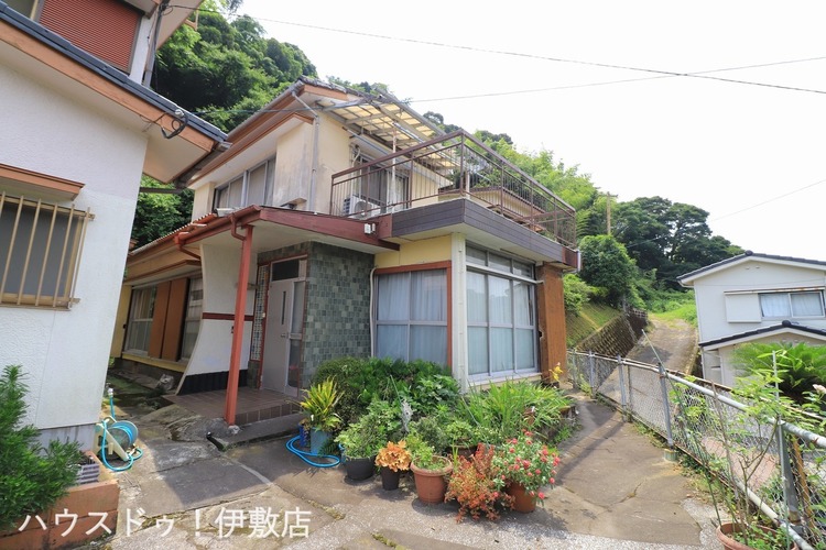 外観 【外観写真】周辺にコンビニ、病院、公園等あり！駐車場なしですが、びくに坂バス停まで徒歩3分と便利な立地