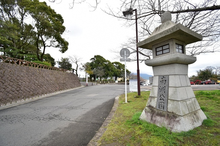 周辺 南洲公園【南洲公園】鹿児島市上竜尾町にある公園です公園内は竹公園や西郷南洲顕彰館、南洲墓地があります 徒歩 約8分（約640m）