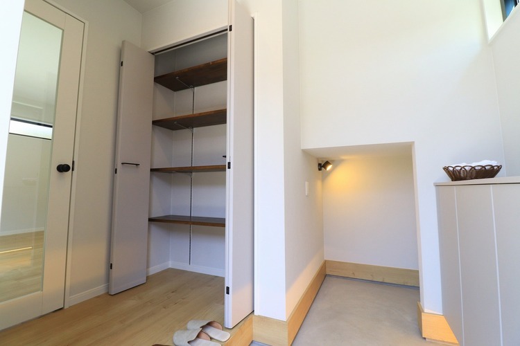 玄関 【玄関】玄関収納、シューズクローク付き！