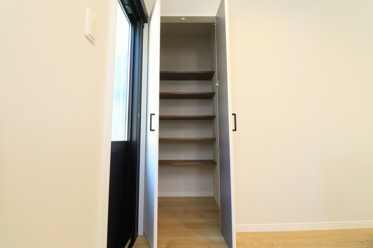 その他 【パントリー】キッチン横に扉付きのパントリー付き！生活感を出さずに収納可能！