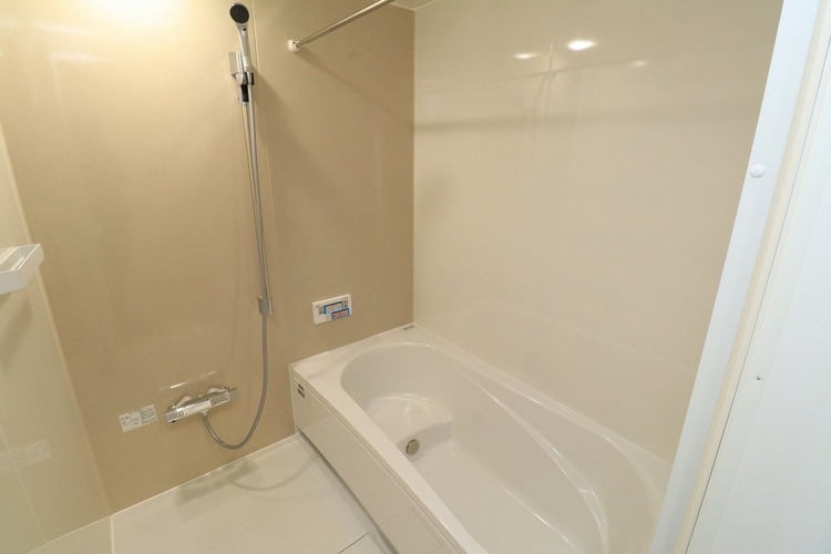 風呂 【浴室】大型の浴槽に浸かって日頃の疲れを癒して頂く事が出来ます