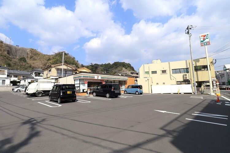 周辺 セブン-イレブン 鹿児島日当平店【セブンイレブン鹿児島日当平店】コンビニエンス ストアのチェーン。軽食や飲み物をはじめ、売店で扱うさまざまな商品を用意。 徒歩 約5分（約380m）