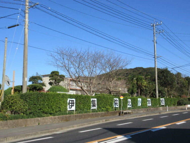 周辺 伊集院北小学校[伊集院北小学校]教育目標うるわしい教育環境の中で，自ら進んで学び，判断し，行動できる，心豊かでたくましい子どもを育てる校訓望み大きく うるわしく たく… 徒歩 約34分（約2700m）
