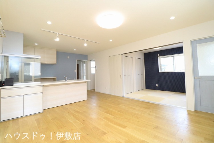 居間 【リビング】リビング15.78帖と和室4.5帖の合わせて20.28帖の広々空間！