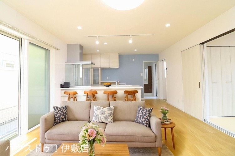 居間 【リビング】室内丁寧に使われており、程度良好です※イメージにつき、家具、家電は価格に含まれません。