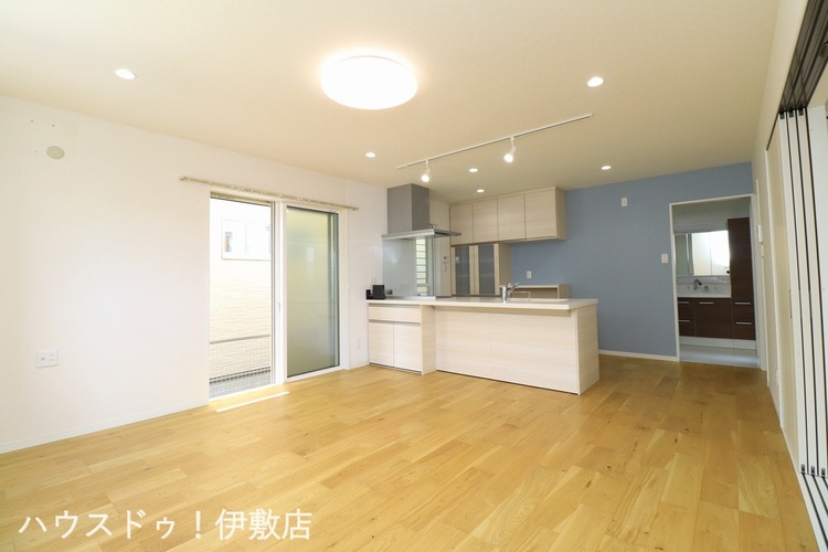 居間 【リビング】南側に掃き出し窓があり、明るい室内です