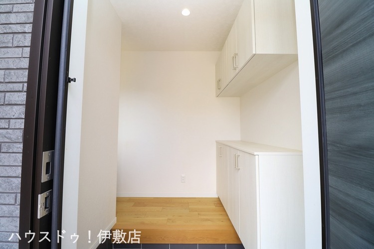 玄関 【玄関】白を基調とした室内で清潔感と開放感があります