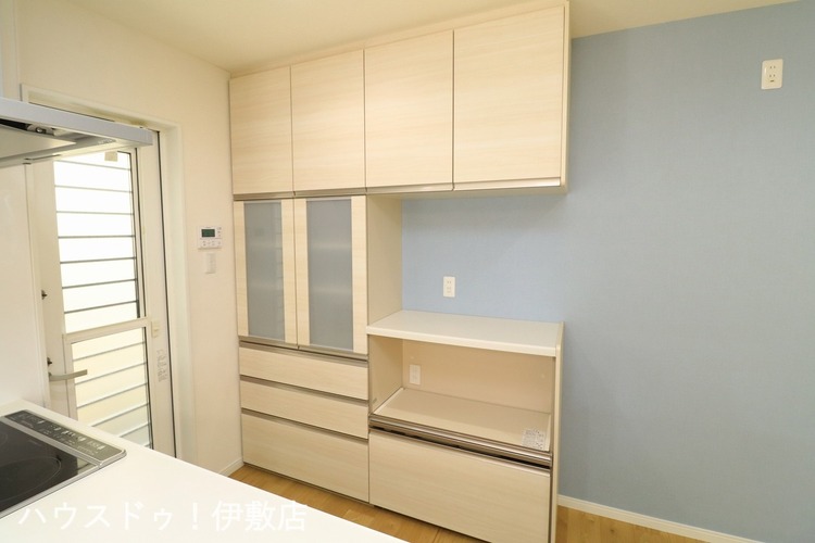 キッチン 【カップボード】キッチンには雰囲気に合うカップボード付き