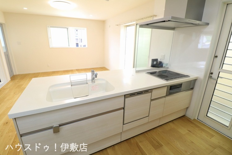 キッチン 【キッチン】カウンターキッチンで、家族の笑顔を見守りながら調理できます！